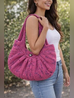 (E4) Hand-women pink nylon shoulder bag.